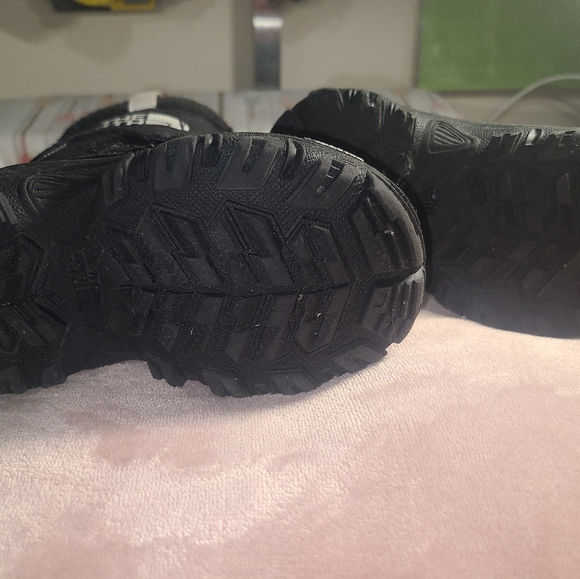 Boys North Face Snow Boots - Picture 2 of 3